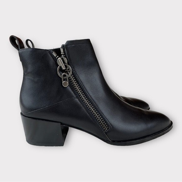 Donald J. Pliner Dante Zippered Black Leather
Booties in 7M -Like New - Picture 7 of 11